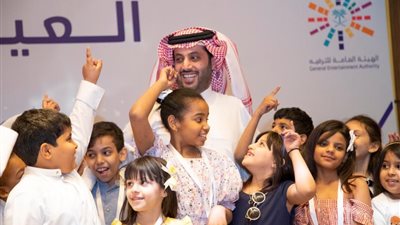تركي ال الشيخ يزور آبناء الشهداء والجمعيات الخيرية بالرياض