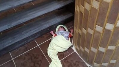 العثور على طفل رضيع أمام مسجد بنجع حمادى