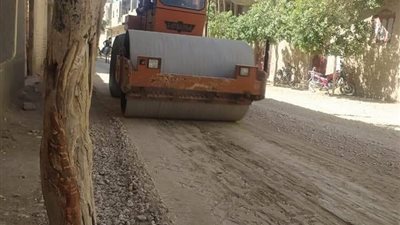 رصف طريق نزلة القاضى ضمن مبادرة حياة كريمة بسوهاج