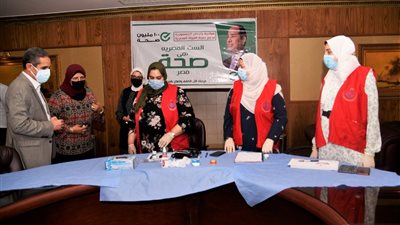 محافظ الغربية يشهد تطعيم العاملين بالمصالح الحكومية ضد فيروس كورونا -صور