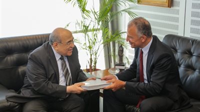 مدير مكتبة الإسكندرية يستقبل السفير الأمريكي