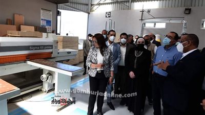 رئيس الوزراء يتفقد عددا من المصانع وورش الإنتاج بمدينة دمياط للأثاث ويجرى حوارا مع الصناع ويؤكد دعم القيادة السياسية لهذه الصناعة المهمة