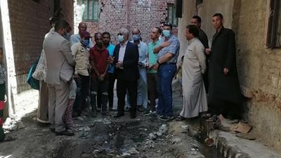 السكرتير المساعد يعاين شكوى اهالى قرية بني قاسم من تسرب المياه