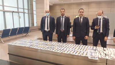 جمارك المطار تحبط تهريب 476 قطعة طبية خاصة بتدبيس المعدة مع راكب قادم من دبي