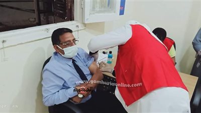 رئيس مدينة راس غارب يتلقى لقاح فيروس كورونا بوحدة الامل الصحية