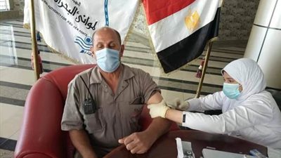 تطعيم العاملين بمينائي سفاجا والغردقة بلقاح فيروس كورونا المستجد