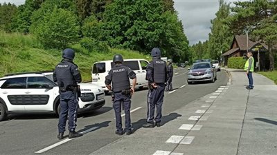 يقتل امرأتين.. والسلطات تعثر على 14 جثة في منزله