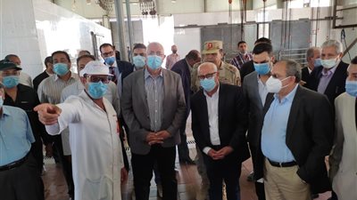 وزير الزراعة ومحافظ بورسعيد يتفقدان مصنعاً للأعلاف ومزرعة للإنتاح الحيواني والمجزر الآلي لبورسعيد