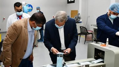 رئيس القابضة لمياه الشرب يتفقد مصنع إنتاج الكمامات ومشتل لشركة دمياط