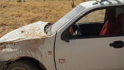 اصابة ثلاثة اشخاص في انقلاب سيارة ربع نقل بصحراوي أسوان.. صور