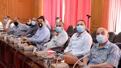 محافظ الإسماعيلية يناقش خطة التعبئة العامة للمحافظة