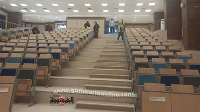 رش وتعقيم قاعات جامعة العلمين استعدادا لامتحانات الفصل الدراسي الثاني