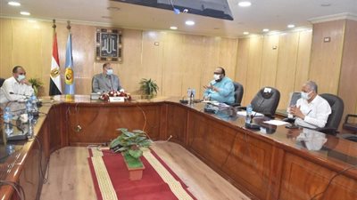 محافظ أسيوط يجتمع مع مسئولي الصرف الصحي لتشغيل مشروع صرف صحي ديروط
