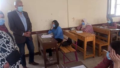 وكيل وزارة التربية والتعليم بالإسماعيلية يتفقد الامتحانات التجريبية الاسترشادية للثانوية العامة