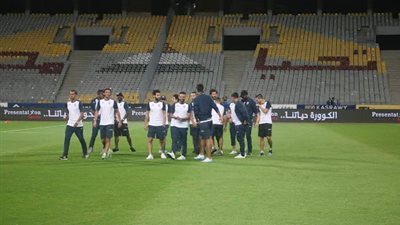 لاعبو الزمالك يتفقدون أرضية ملعب الإسكندرية قبل موقعة المصرى