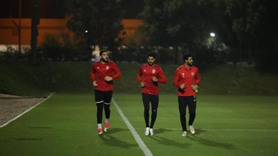 تدريبات قوية على التعامل مع التصويبات والعرضيات لحراس الأهلي