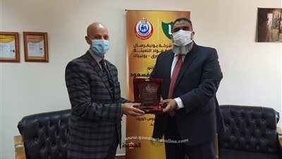 استمرار متابعة وكيل وزارة الصحة بالشرقية تطعيم العاملين بمصانع العاشر بلقاح كورونا.. وشركة تهدى المدرية درع تذكارى