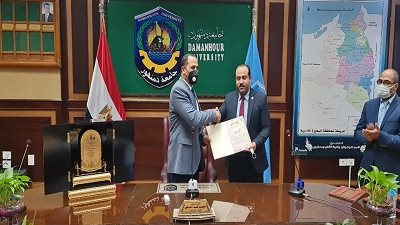 رئيس جامعة دمنهور يكرم وحدة إدارة مشروعات التطوير بالجامعة