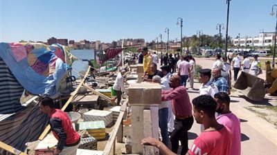 حملات مكبرة لرفع الإشغالات بطريق البلاجات في الإسماعيلية ..صور