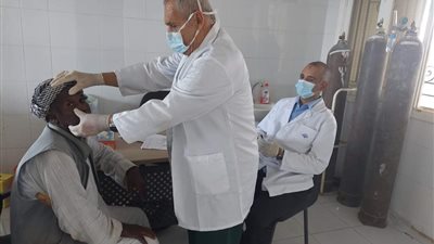 توقيع الكشف الطبى وصرف العلاج ل 990 مواطن فى قافلة طبية بحلايب