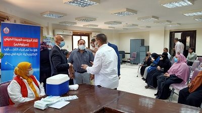 تطعيم المدرسين والعاملين بالإدارة التعليمية بفاقوس بلقاح كورونا