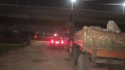 التحفظ على جرارات زراعية تلقى نواتج هدم على طريق منوف شبرا ..صور