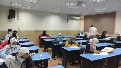 وكيل تجارة عين شمس تتفقد لجان إمتحانات الدراسات العليا الأكاديمية