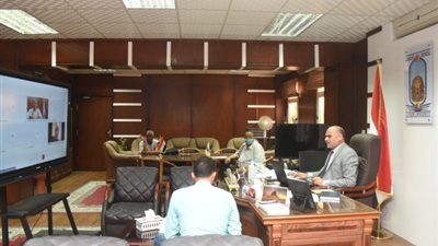زيادة المقابل المادى لإمتحانات الدراسات العليا وتصميم شعارات لكليات العلوم والتربية والطب بجامعة الأقصر