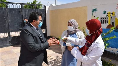 مدير تعليم جنوب سيناء يتابع امتحان الشهادة الإعدادية بمدرستي الزهور والسيدة خديجة