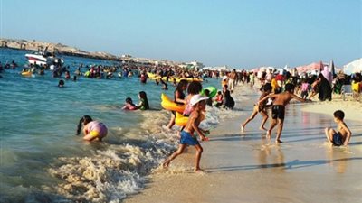 شواطئ مطروح تزدحم مع الالتزام بالاجراءات الاحترازية.. بالصور