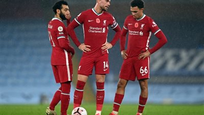 لاعب ليفربول يسخر من زميله ويشبهه بزوجته