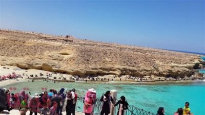 شواطئ مطروح تزدحم مع الالتزام بالاجراءات الاحترازية