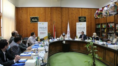 مناقشة تطوير المناهج بكلية الزراعة لتوافق متطلبات سوق العمل بمجال الصناعات الغذائية