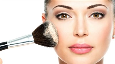 بالفيديو.. خبيرة تجميل تكشف عن أخطاء وضع الميك آب
