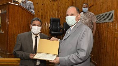 محافظ أسيوط يكرم مدير الشئون الإدارية بالديوان العام لبلوغه السن القانونية للمعاش
