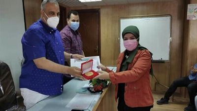 وكيل وزارة الشباب والرياضة بالقليوبية يكرم مديري الادارات المتميزين