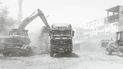 حملة مكبرة لإزالة 200 حالة إشغال بشارع السوق بإدفو