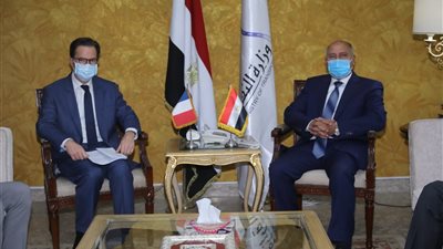 وزير النقل يبحث مع السفير الفرنسى تدعيم التعاون المشترك في مجالي السكك الحديدية والمترو