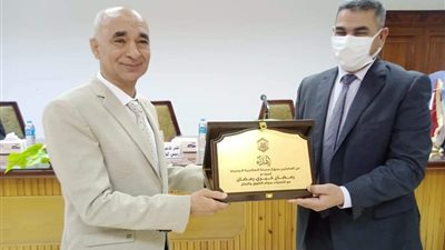 الصالحية الجديدة يكرم رئيس الجهاز السابق تقديراً لجهوده