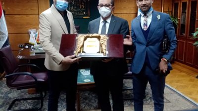 رئيس جامعة أسيوط يستقبل وفداً من العاملين لتقديم المصحف الشريف ودرع تكريماً وعرفاناً لمجهوداته في دعم العاملين