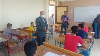 وكيل التعليم بقنا يحذر رؤساء لجان الشهادة الإعدادية من عدم اتباع الإجراءات الاحترازية