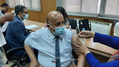 بدء حملة تطعيم لقاح فيروس كورونا لأعضاء هيئة التدريس والعاملين بجامعة الفيوم