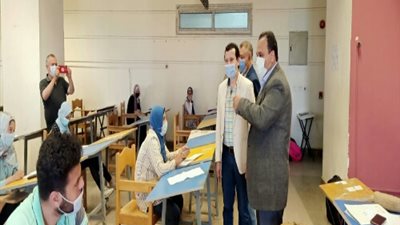 نائب رئيس جامعة بنها لشئون التعليم يتابع سير الامتحانات بكلية الفنون التطبيقية