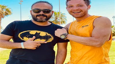 محمود حجازي يقضي إجازة الصيف بصحبة المخرج وسام المدني