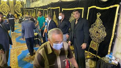 غياب نجوم الفن فى عزاء والد الفنان احمد منير.. صور
