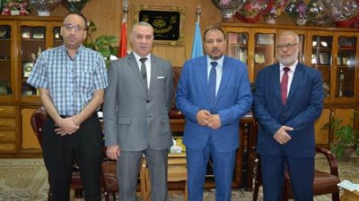 نائب رئيس جامعة الأزهر للوجه القبلي يلتقي مديرعام فرع وسط الصعيد للتأمين الصحي بأسيوط