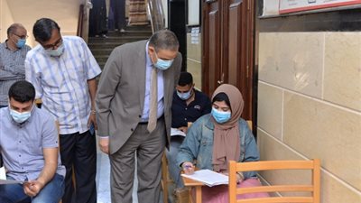 رئيس جامعة كفر الشيخ يتفقد الإمتحانات في 3كليات ويشيد بالإجراءات الإحترازية..صور
