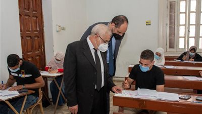 رئيس جامعة طنطا: انتظام الامتحانات بـ «كلية التجارة»-صور