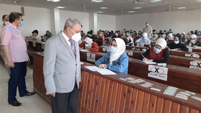 رئيس جامعة طنطا يتابع أعمال امتحانات نهاية العام بكلية الآداب-صور