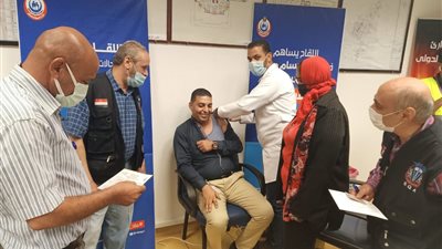 تطعيم العاملين بمطار الأقصر الدولي بلقاح فيروس كورونا أستعداداً للموسم السياحي الجديد